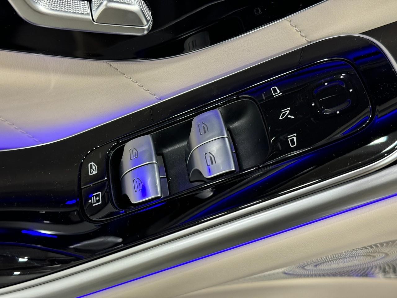 Mercedes-Benz S-Class Vehicle Full-screen Gallery Image 26