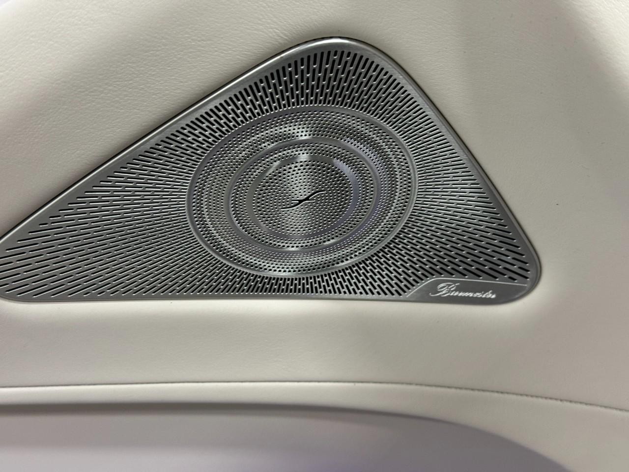 Mercedes-Benz S-Class Vehicle Full-screen Gallery Image 28