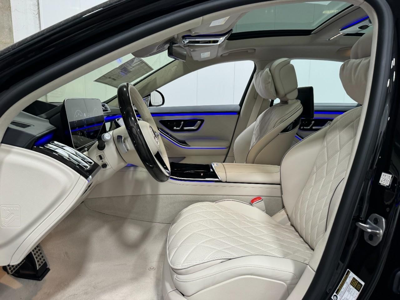 Mercedes-Benz S-Class Vehicle Full-screen Gallery Image 30