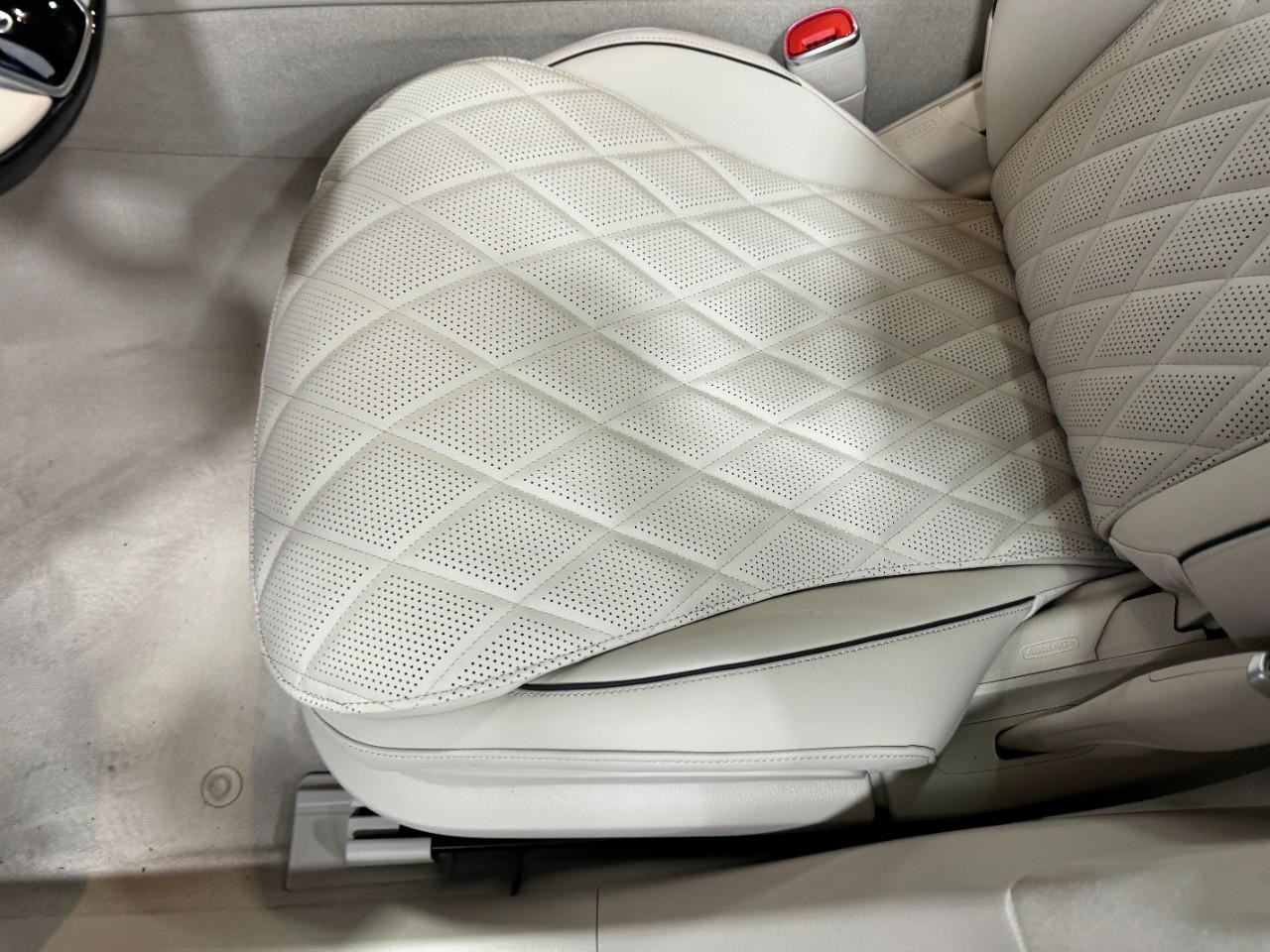 Mercedes-Benz S-Class Vehicle Full-screen Gallery Image 31