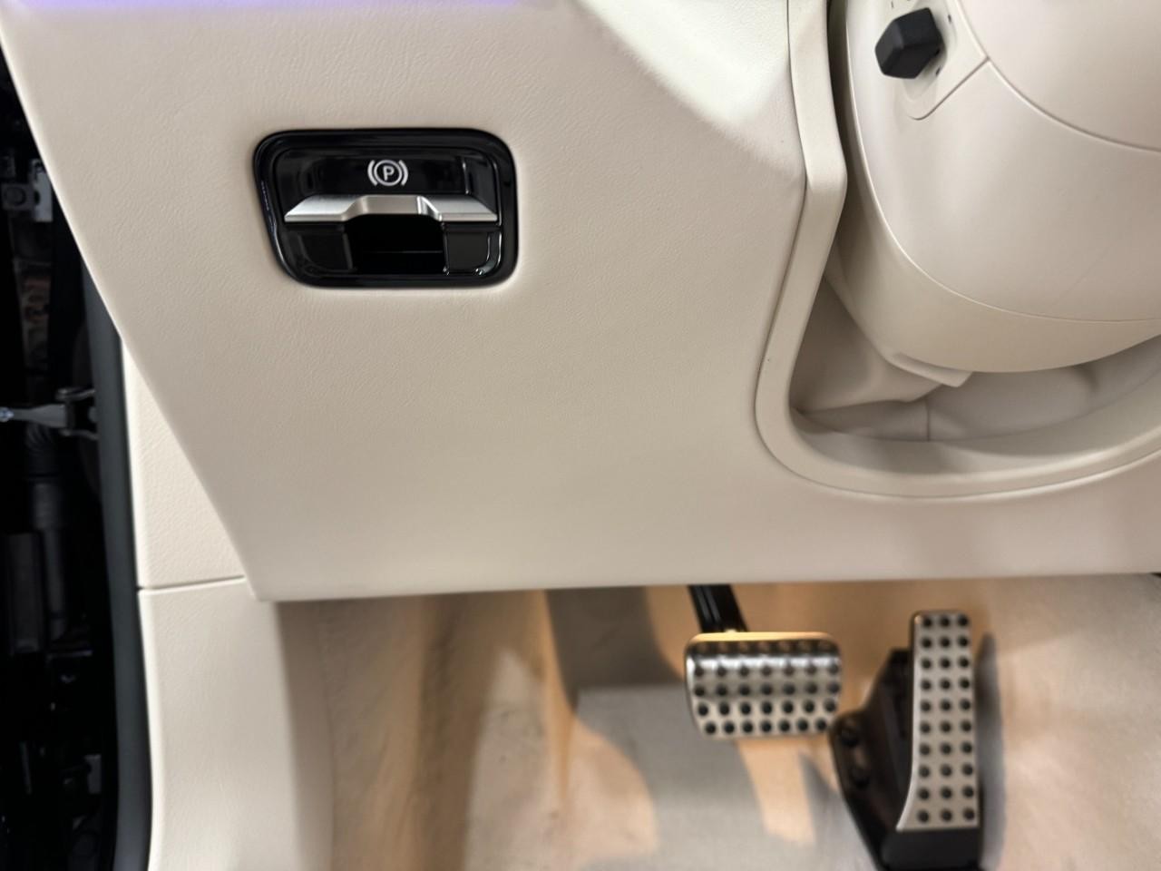 Mercedes-Benz S-Class Vehicle Full-screen Gallery Image 32