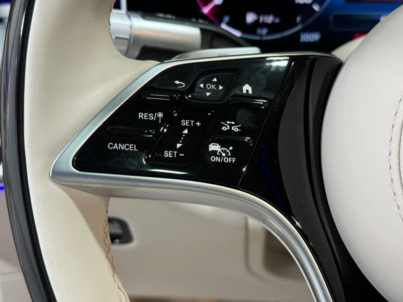 Mercedes-Benz S-Class Vehicle Full-screen Gallery Image 33