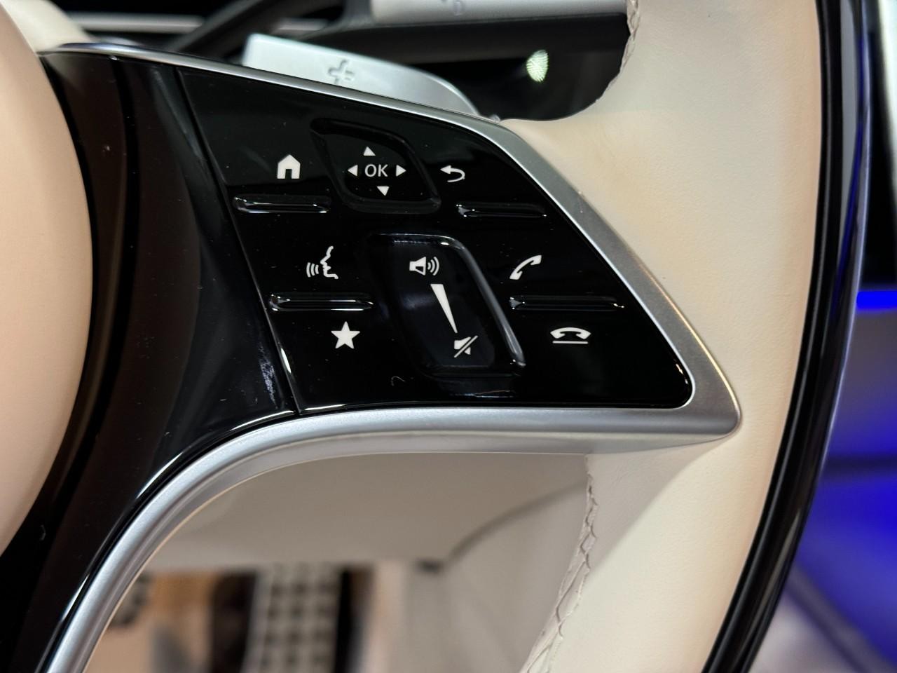 Mercedes-Benz S-Class Vehicle Full-screen Gallery Image 34