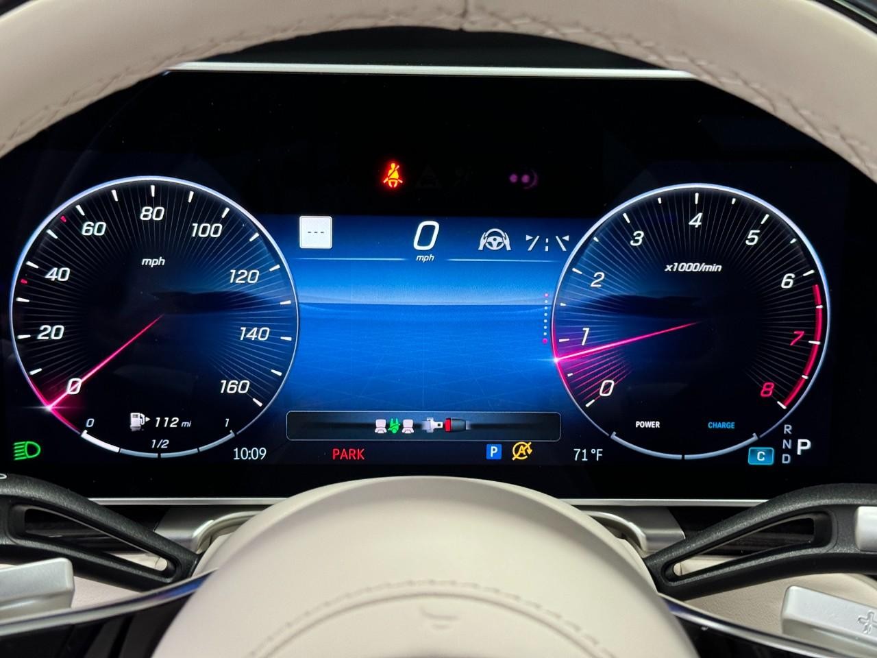 Mercedes-Benz S-Class Vehicle Full-screen Gallery Image 35