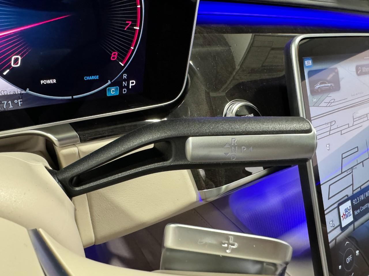 Mercedes-Benz S-Class Vehicle Full-screen Gallery Image 36