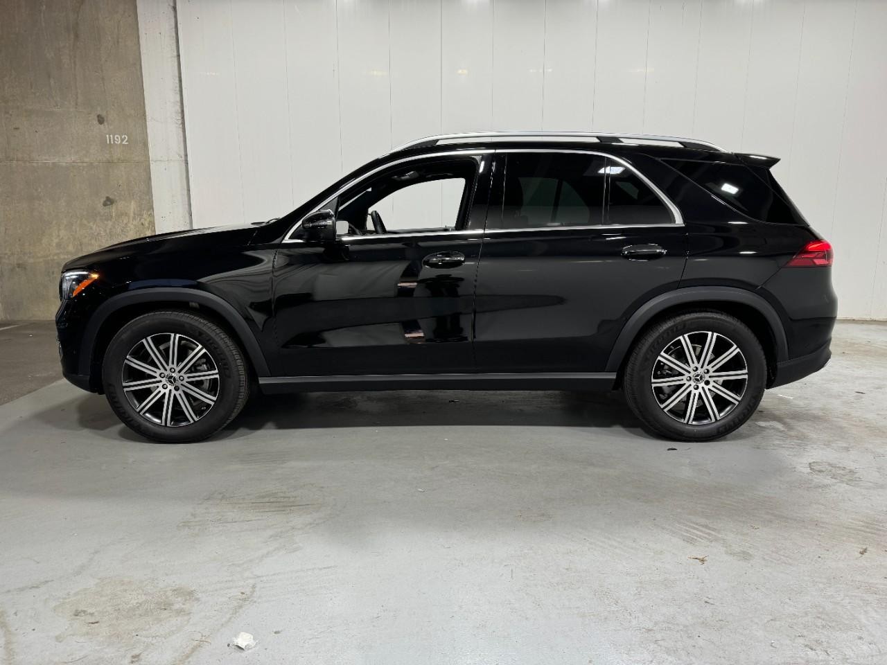 Mercedes-Benz GLE Vehicle Full-screen Gallery Image 2