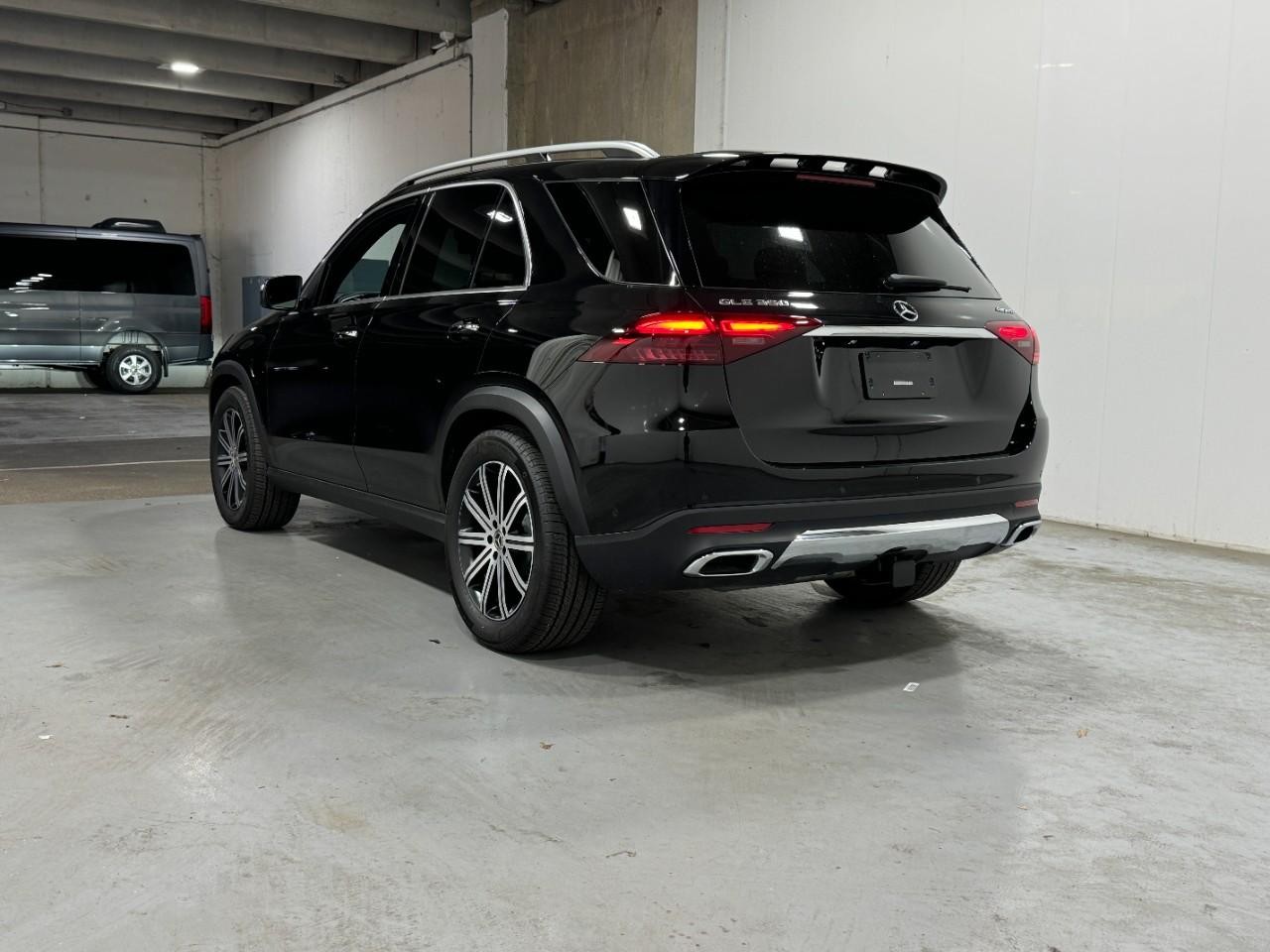 Mercedes-Benz GLE Vehicle Full-screen Gallery Image 3