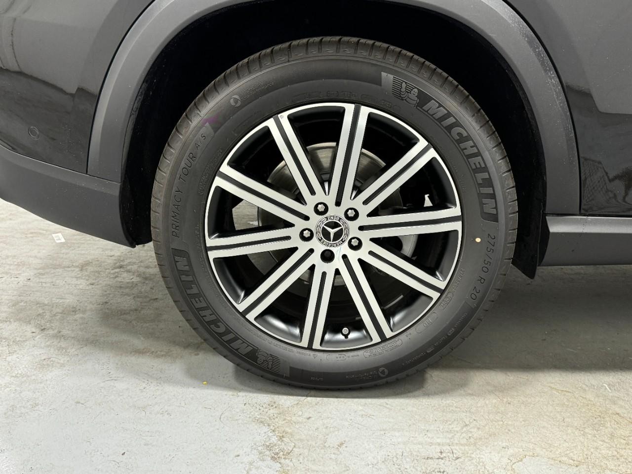 Mercedes-Benz GLE Vehicle Full-screen Gallery Image 5