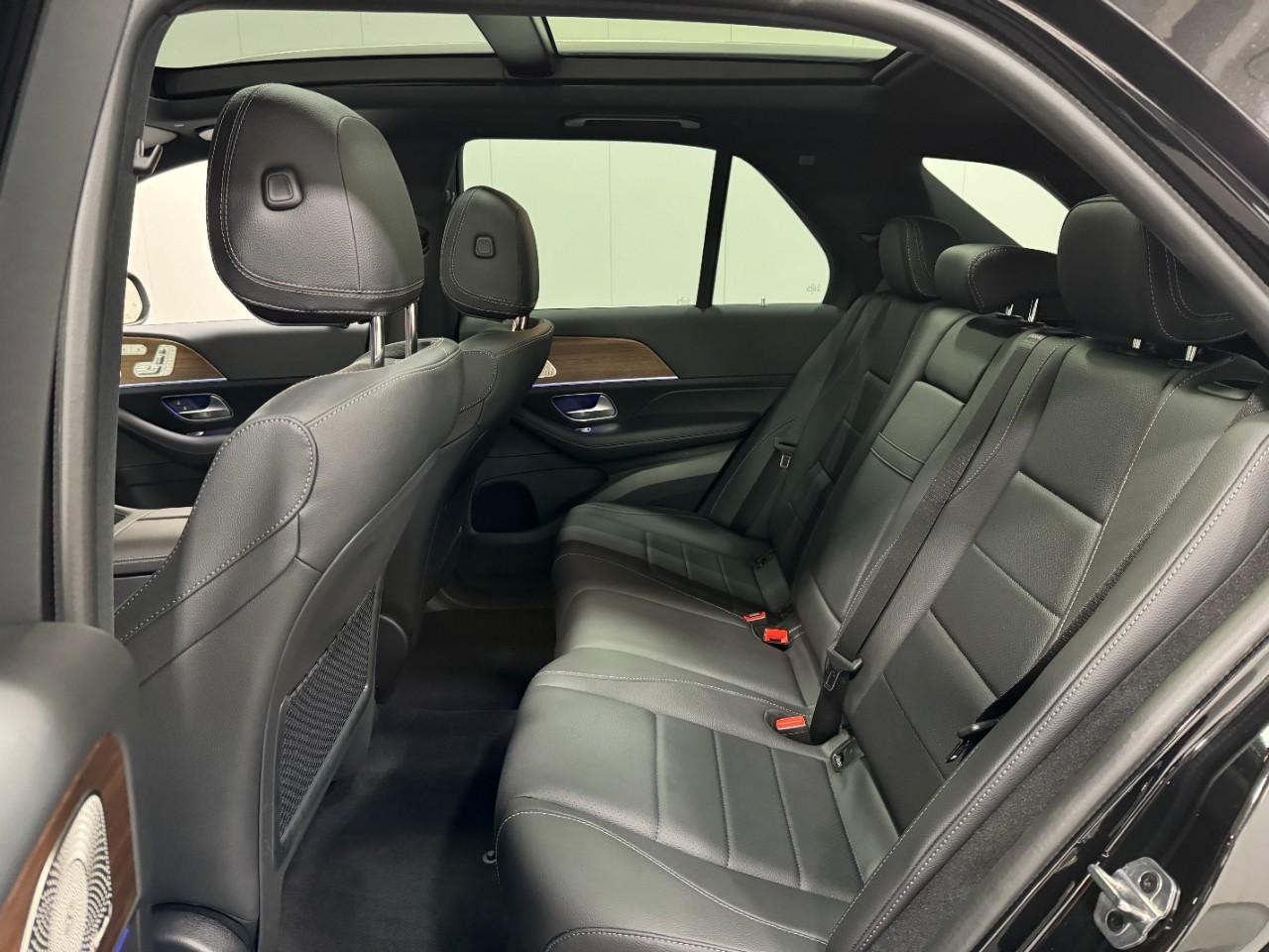 Mercedes-Benz GLE Vehicle Full-screen Gallery Image 8