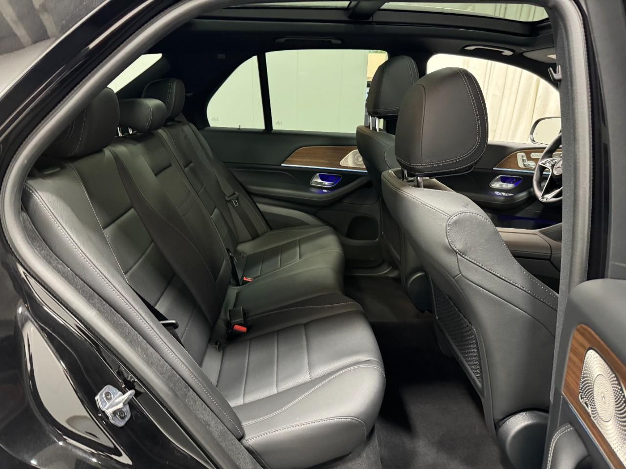 Mercedes-Benz GLE Vehicle Full-screen Gallery Image 10