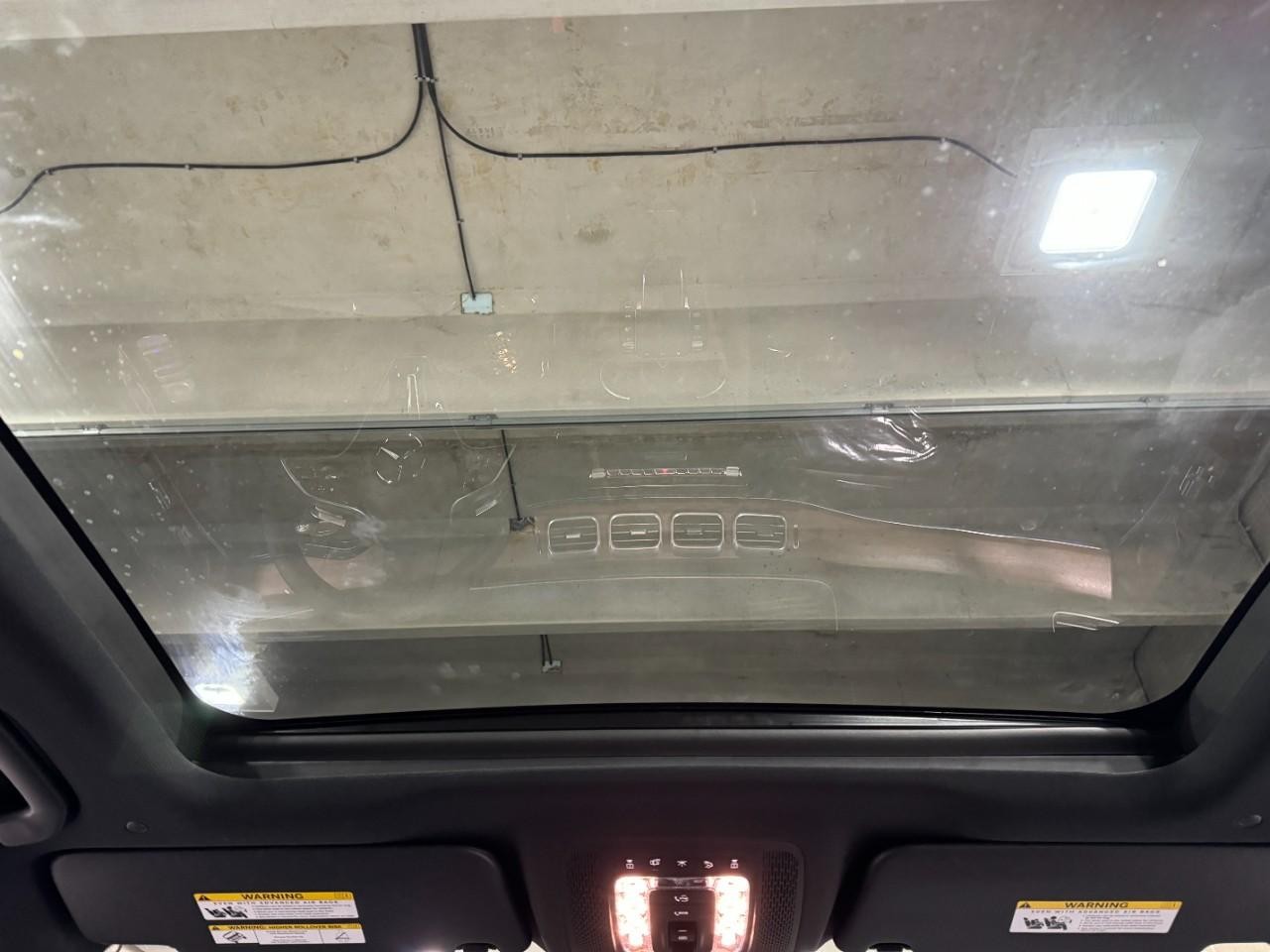 Mercedes-Benz GLE Vehicle Full-screen Gallery Image 11