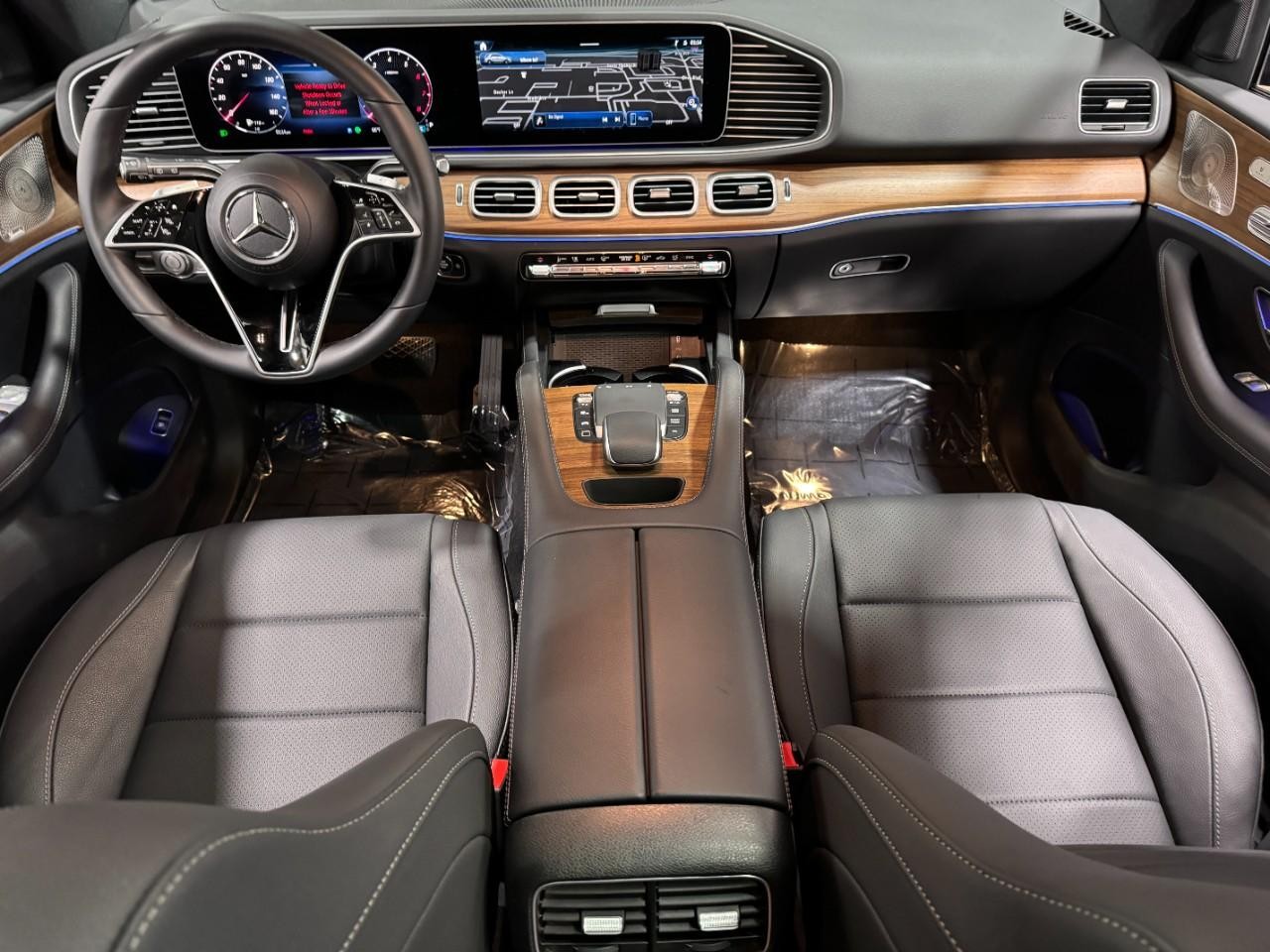 Mercedes-Benz GLE Vehicle Full-screen Gallery Image 12
