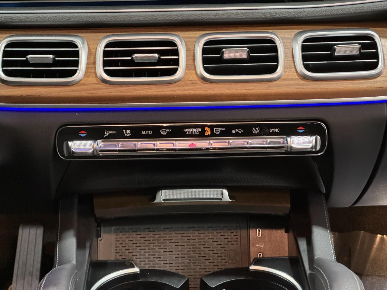 Mercedes-Benz GLE Vehicle Full-screen Gallery Image 15