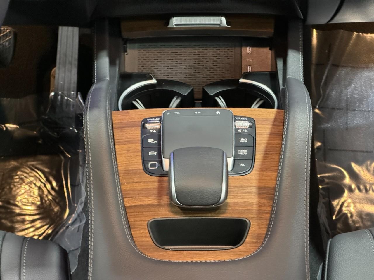 Mercedes-Benz GLE Vehicle Full-screen Gallery Image 16