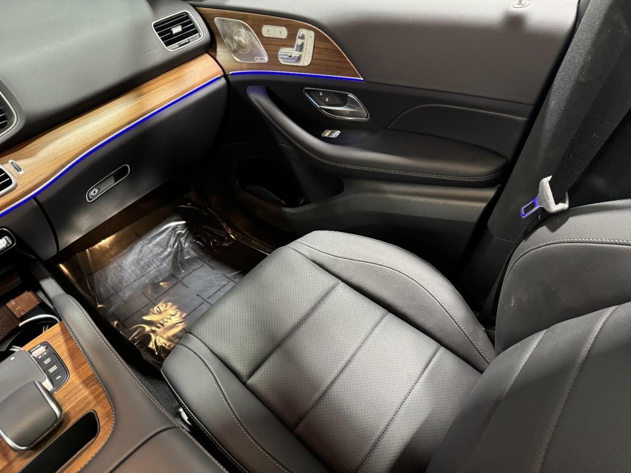 Mercedes-Benz GLE Vehicle Full-screen Gallery Image 17