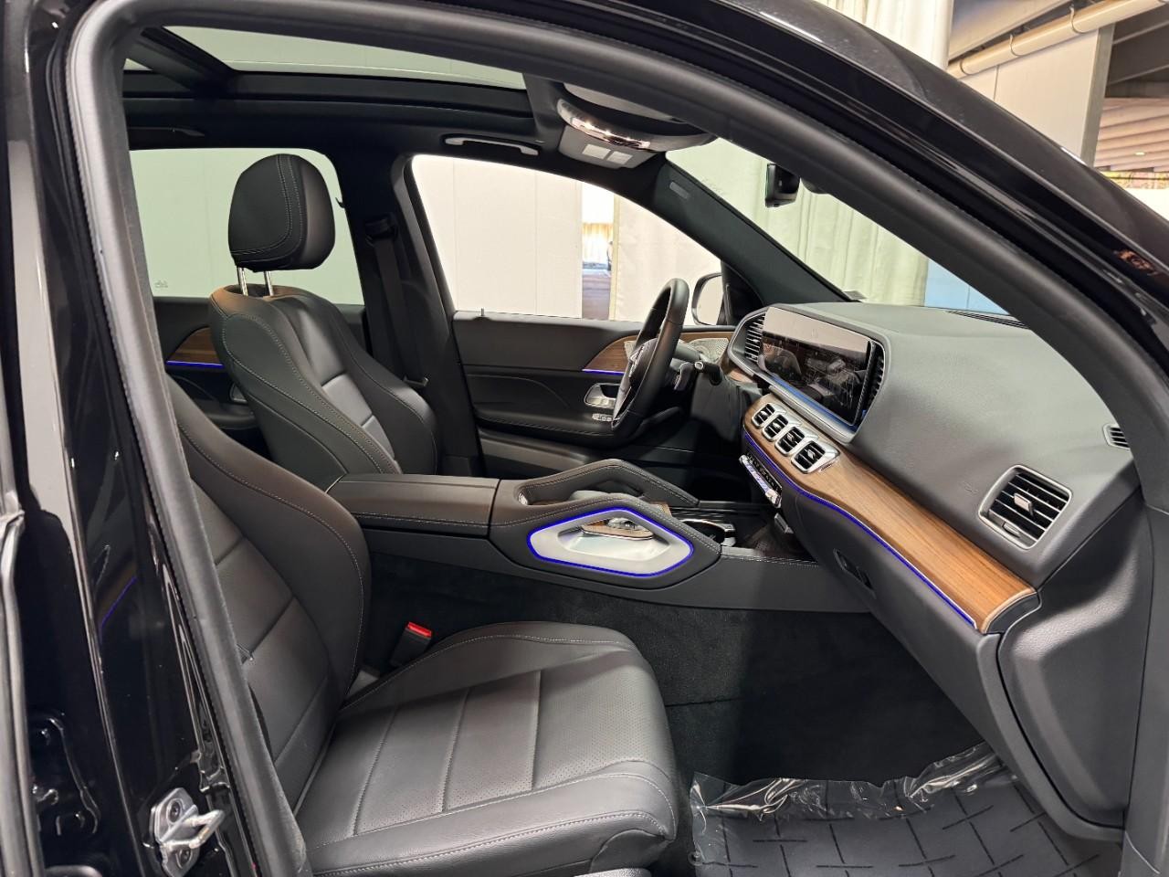 Mercedes-Benz GLE Vehicle Full-screen Gallery Image 18