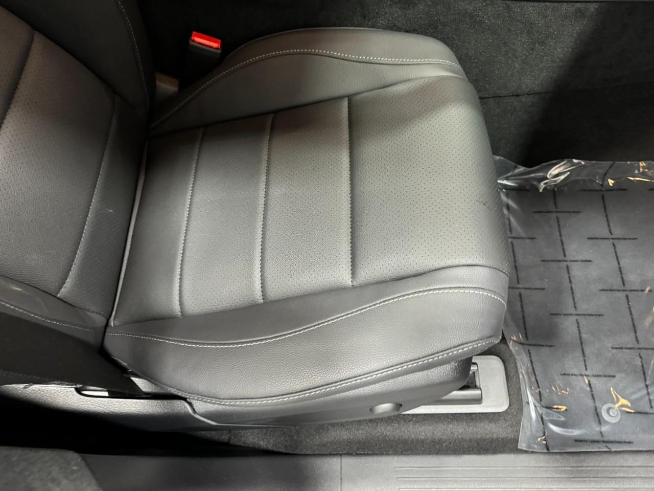 Mercedes-Benz GLE Vehicle Full-screen Gallery Image 19