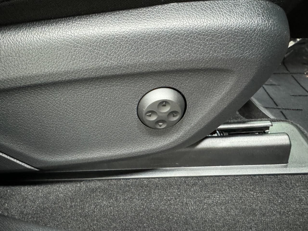 Mercedes-Benz GLE Vehicle Full-screen Gallery Image 20