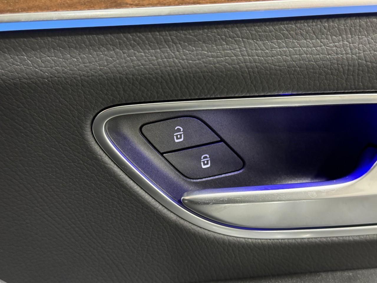 Mercedes-Benz GLE Vehicle Full-screen Gallery Image 22