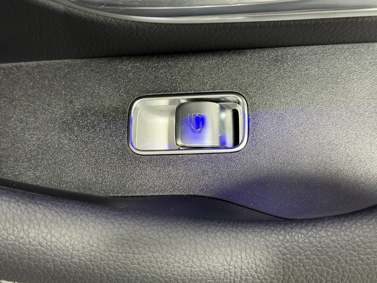 Mercedes-Benz GLE Vehicle Full-screen Gallery Image 23