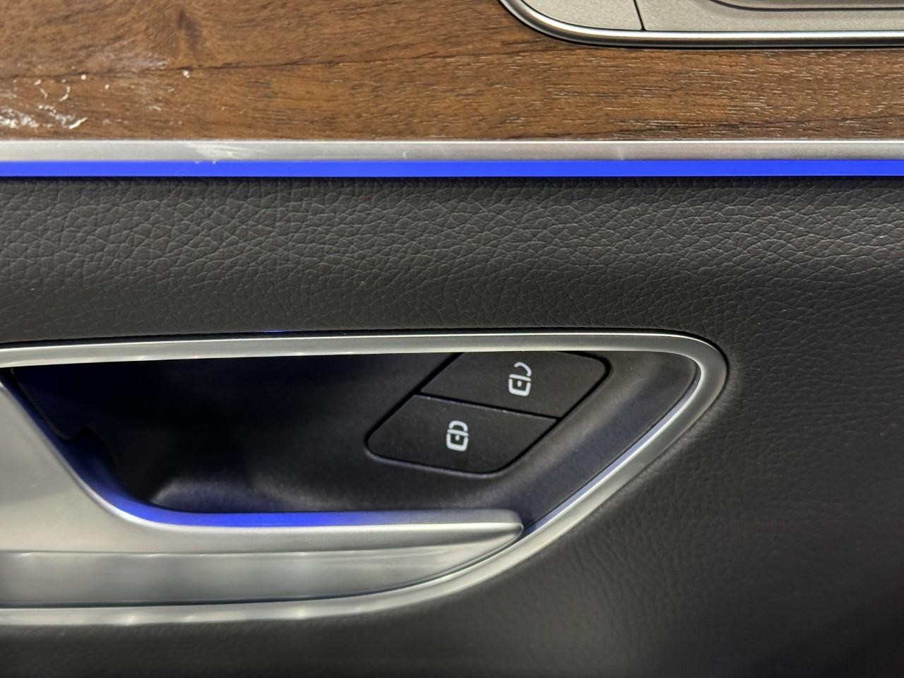 Mercedes-Benz GLE Vehicle Full-screen Gallery Image 26