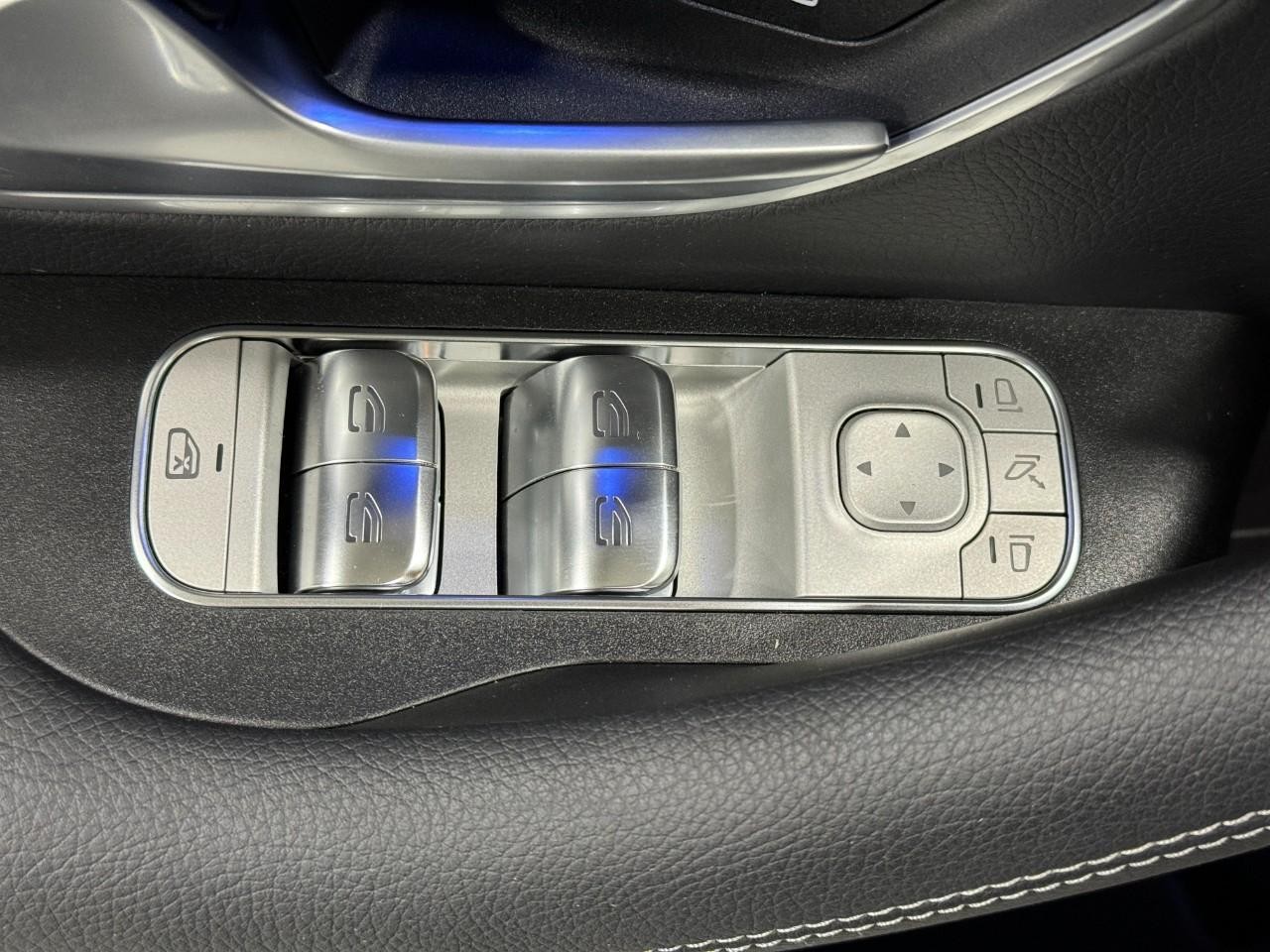 Mercedes-Benz GLE Vehicle Full-screen Gallery Image 27