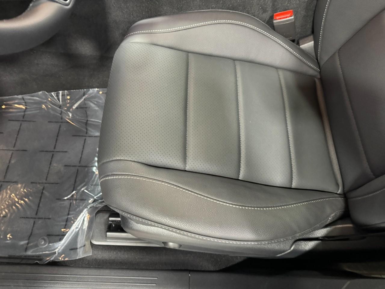 Mercedes-Benz GLE Vehicle Full-screen Gallery Image 30