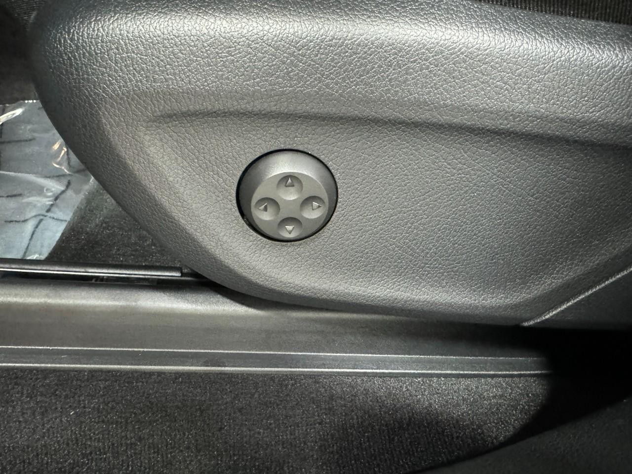 Mercedes-Benz GLE Vehicle Full-screen Gallery Image 31