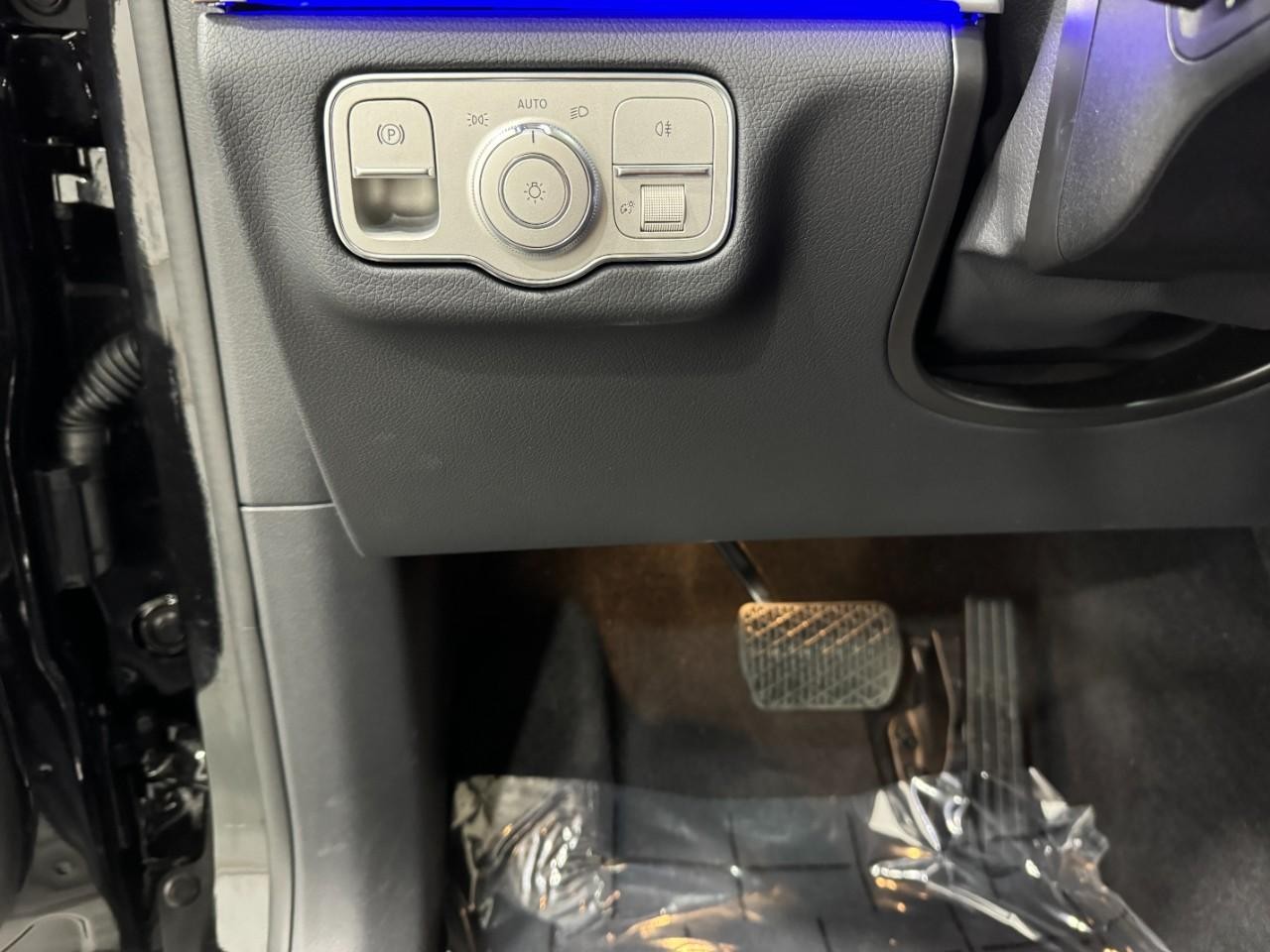 Mercedes-Benz GLE Vehicle Full-screen Gallery Image 32