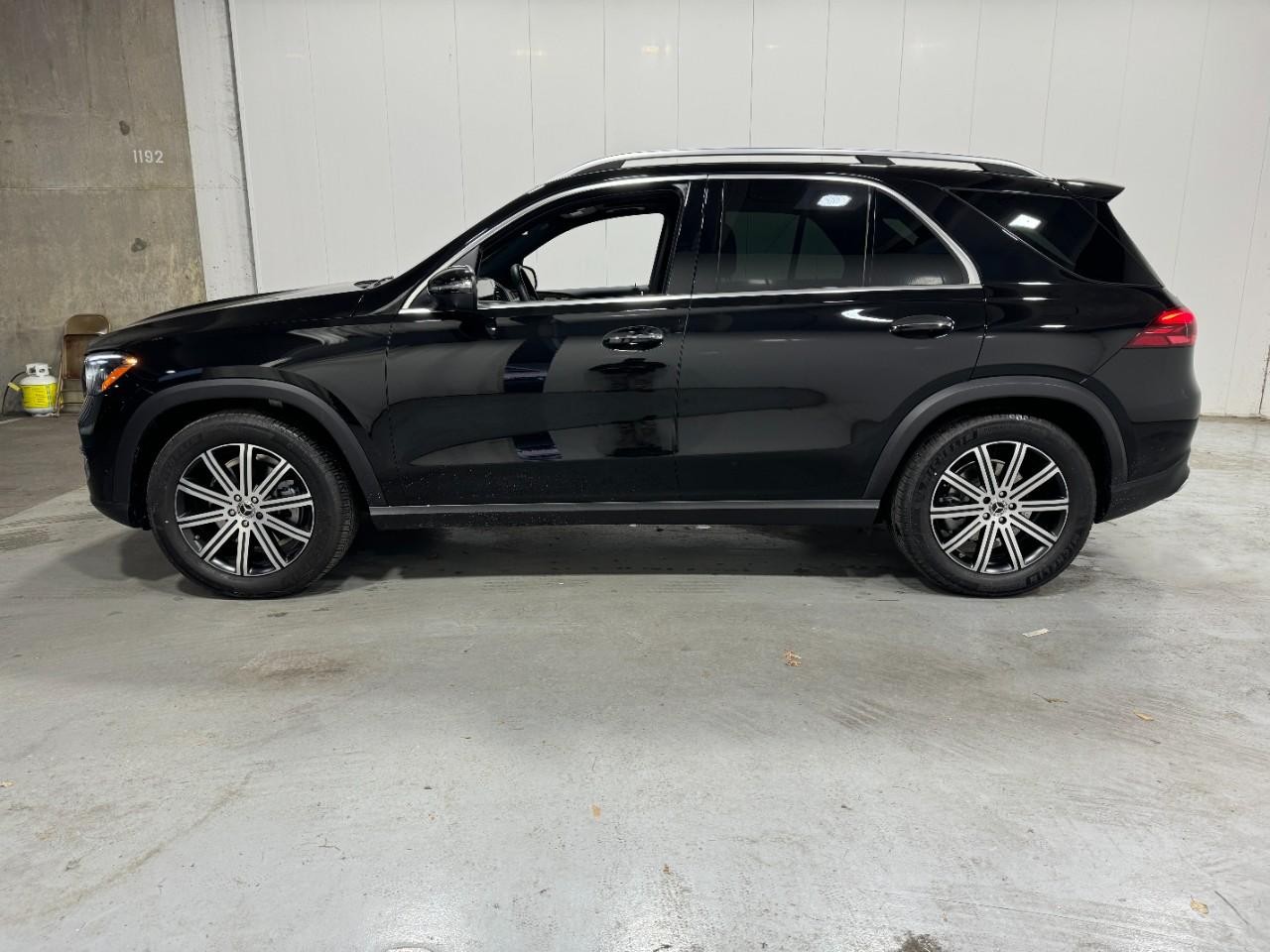 Mercedes-Benz GLE Vehicle Full-screen Gallery Image 2