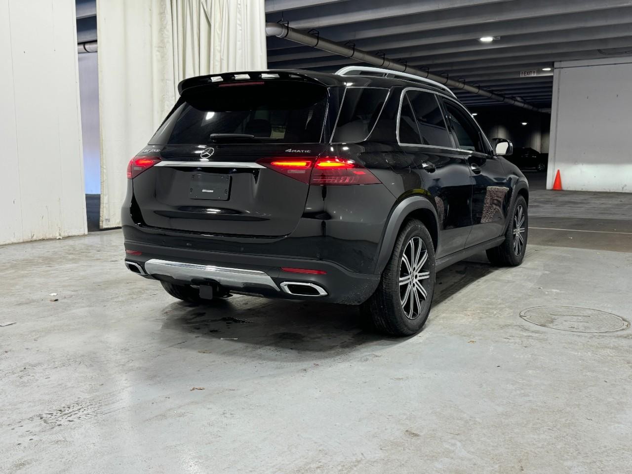 Mercedes-Benz GLE Vehicle Full-screen Gallery Image 4