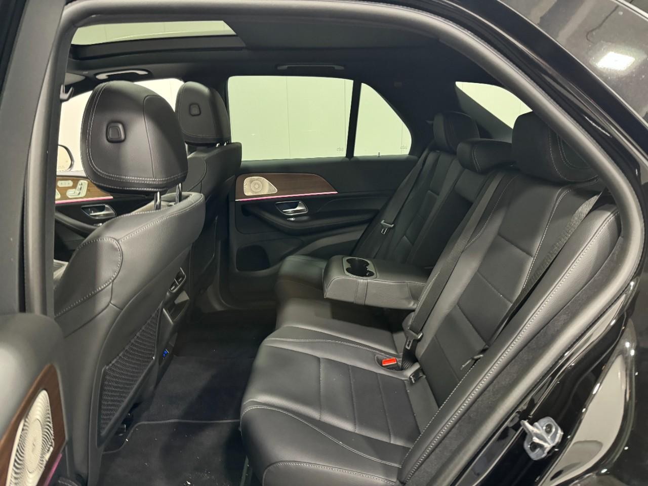 Mercedes-Benz GLE Vehicle Full-screen Gallery Image 8