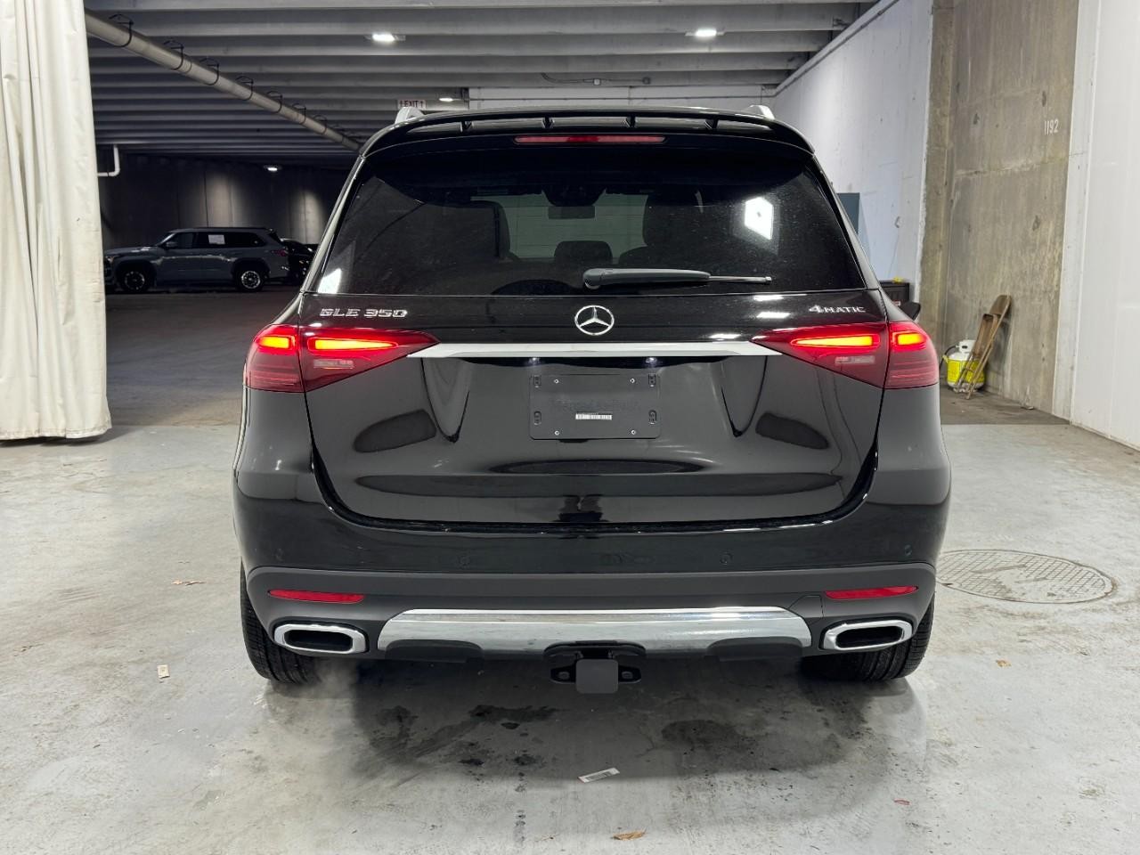 Mercedes-Benz GLE Vehicle Full-screen Gallery Image 9