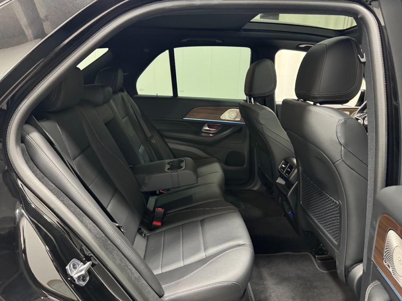 Mercedes-Benz GLE Vehicle Full-screen Gallery Image 10