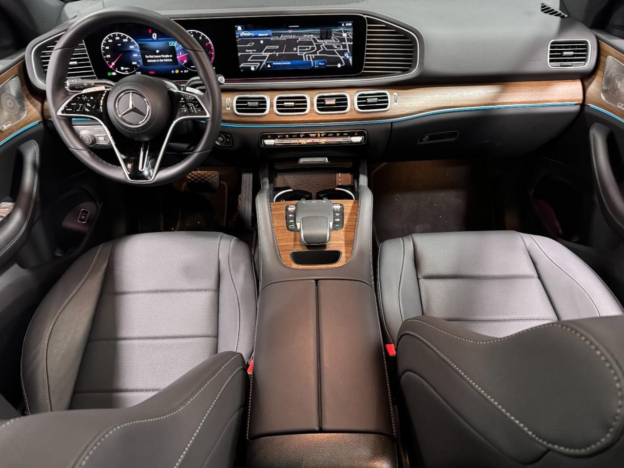 Mercedes-Benz GLE Vehicle Full-screen Gallery Image 12