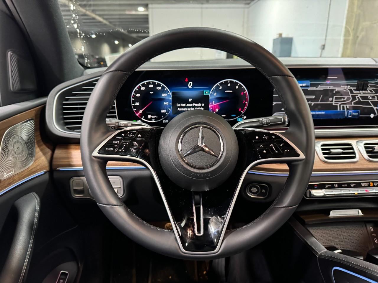 Mercedes-Benz GLE Vehicle Full-screen Gallery Image 13