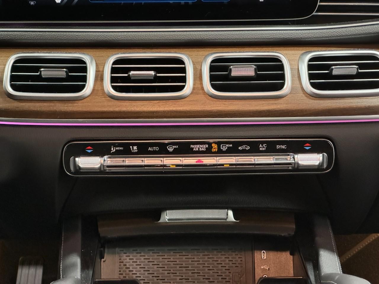 Mercedes-Benz GLE Vehicle Full-screen Gallery Image 15