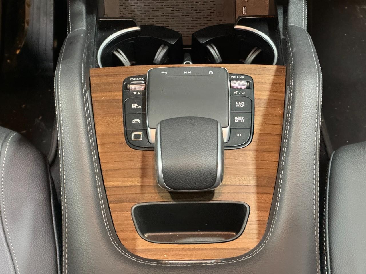 Mercedes-Benz GLE Vehicle Full-screen Gallery Image 16