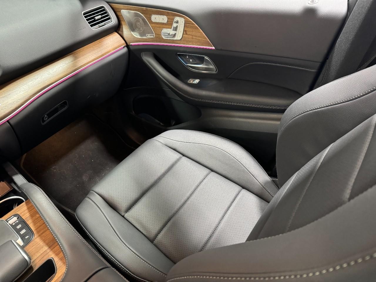 Mercedes-Benz GLE Vehicle Full-screen Gallery Image 17