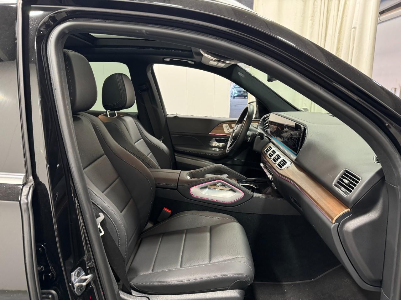 Mercedes-Benz GLE Vehicle Full-screen Gallery Image 18