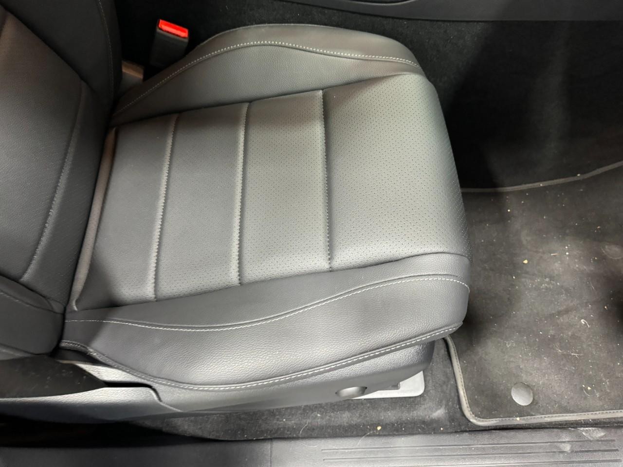 Mercedes-Benz GLE Vehicle Full-screen Gallery Image 19