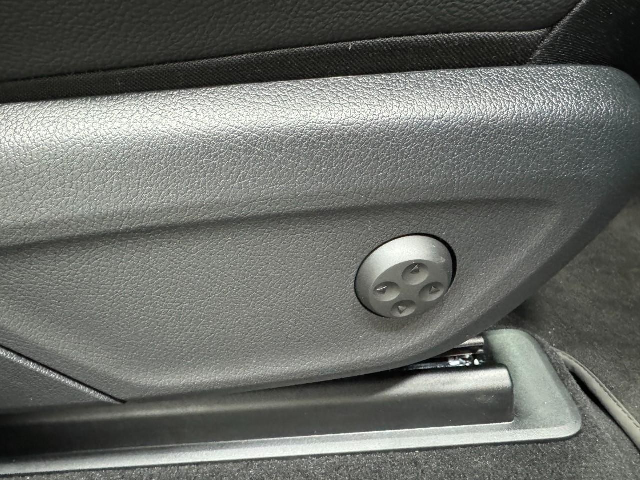 Mercedes-Benz GLE Vehicle Full-screen Gallery Image 20