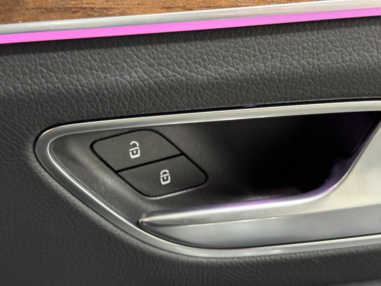 Mercedes-Benz GLE Vehicle Full-screen Gallery Image 22