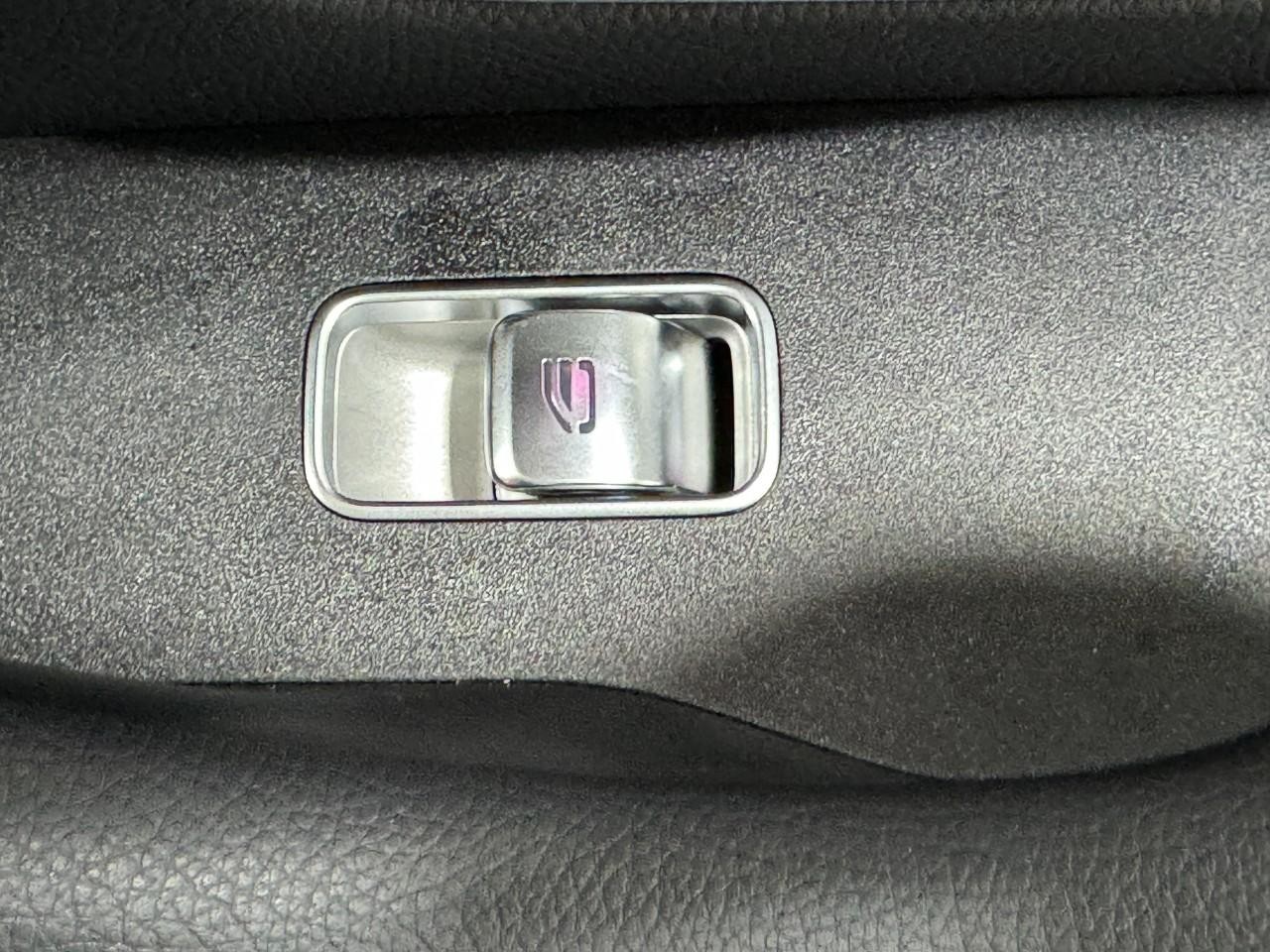 Mercedes-Benz GLE Vehicle Full-screen Gallery Image 23