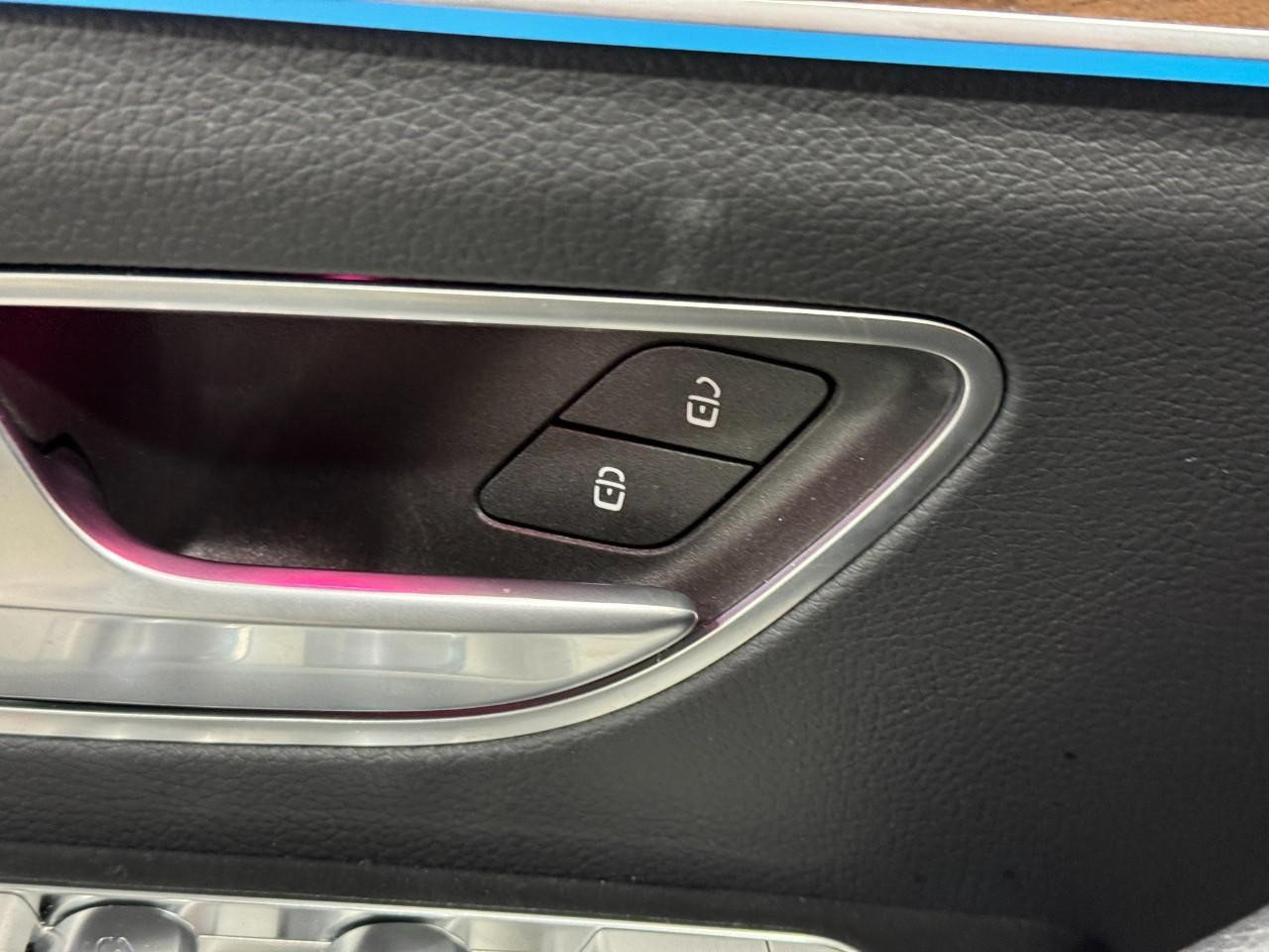 Mercedes-Benz GLE Vehicle Full-screen Gallery Image 26