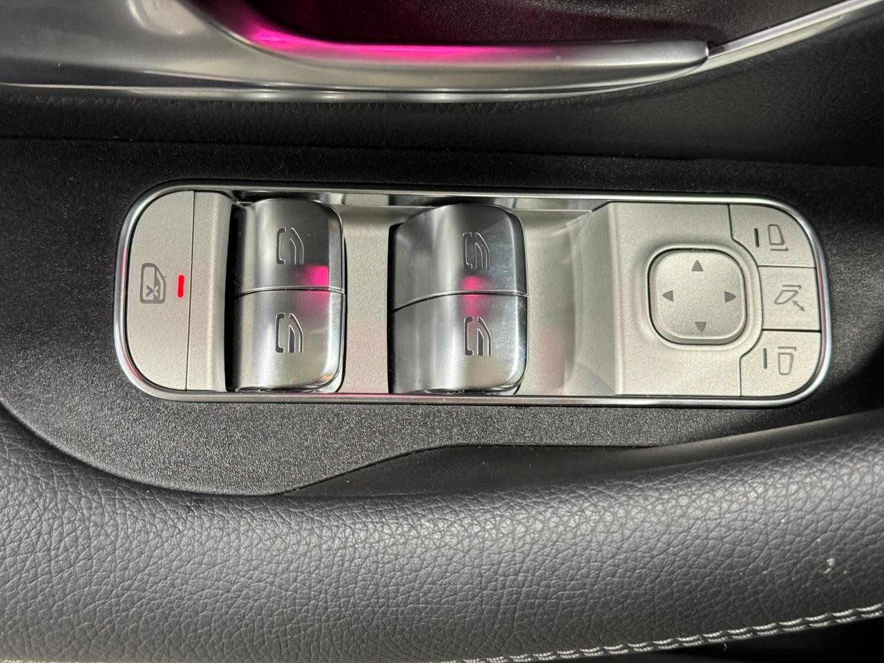 Mercedes-Benz GLE Vehicle Full-screen Gallery Image 27