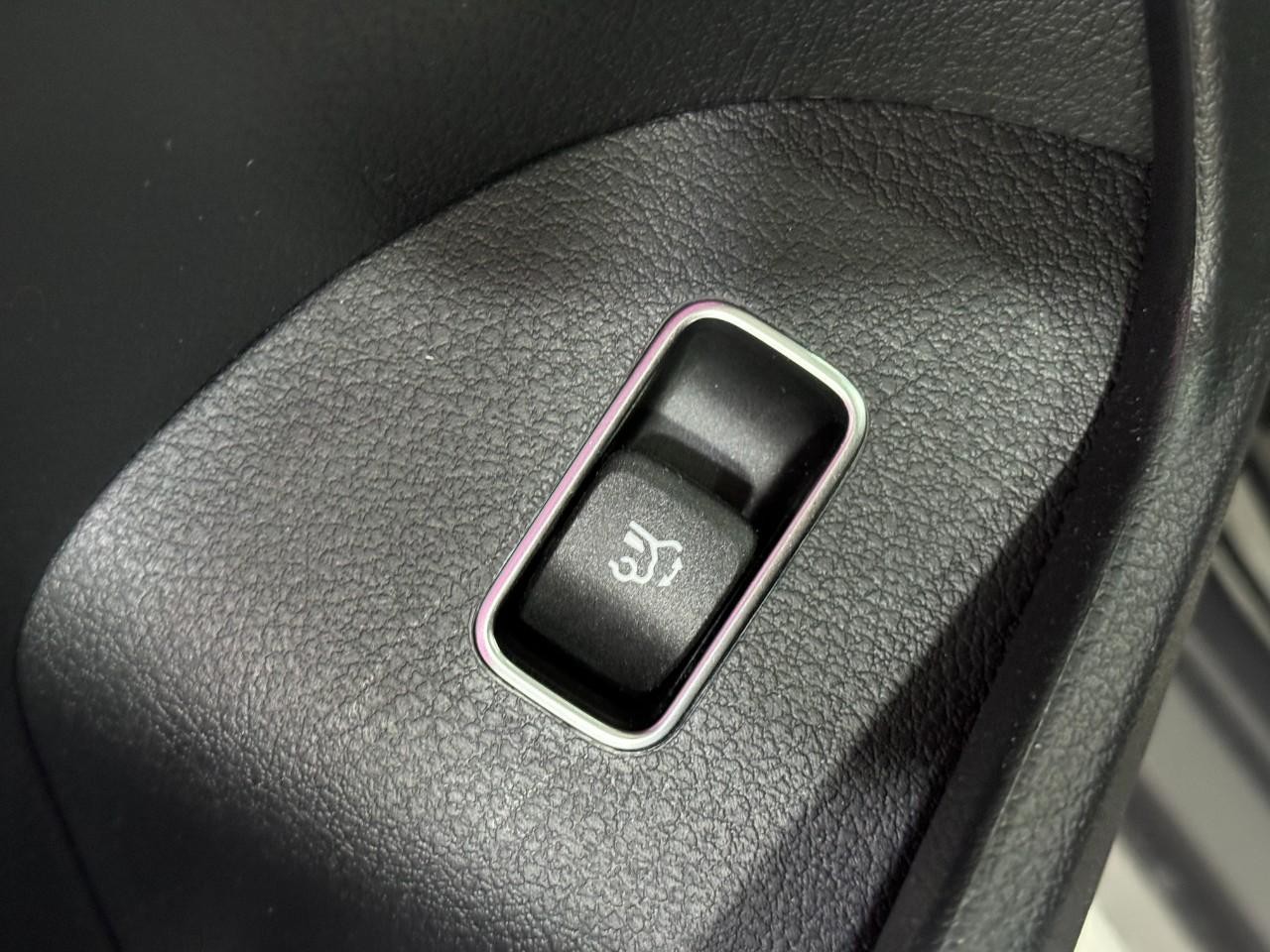 Mercedes-Benz GLE Vehicle Full-screen Gallery Image 28