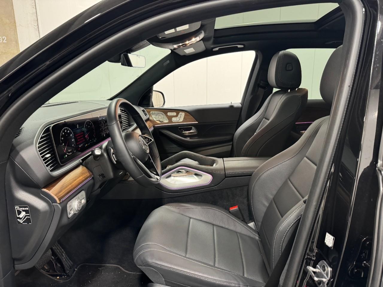 Mercedes-Benz GLE Vehicle Full-screen Gallery Image 29