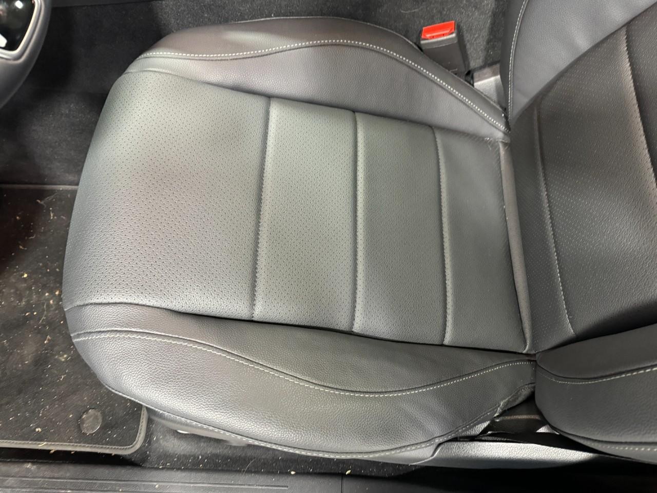 Mercedes-Benz GLE Vehicle Full-screen Gallery Image 30