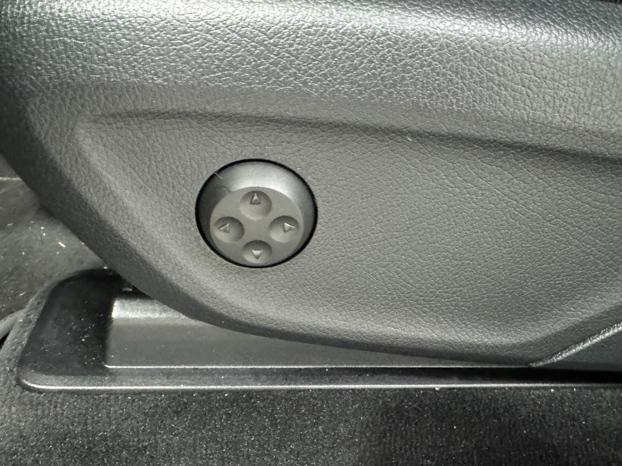 Mercedes-Benz GLE Vehicle Full-screen Gallery Image 31